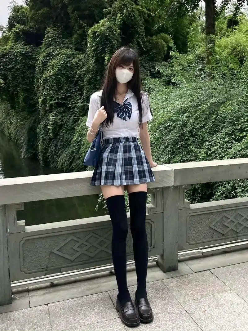 今天我穿上了我心爱的jk制服,搭配上了一双黑色长筒袜.
