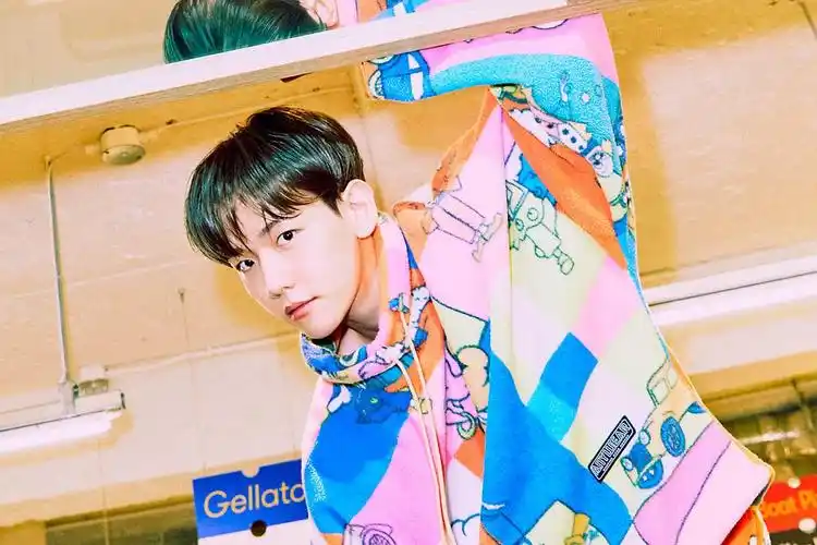 边伯贤《candy》mv拍摄花絮照曝光 化身"糖果男孩"随性自然男友风满满