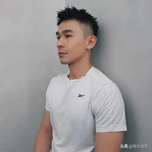 男生别再嫌弃"两边铲"发型了,试试这3款,清爽干净显帅气