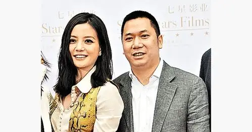 赵薇(左)丈夫黄有龙(右)近年卷入不少是非,并多番传出怀疑婚变消息(中