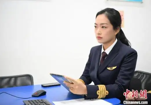 安徽首位女机长热爱蓝天也热爱家庭