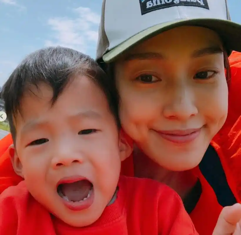 范玮琪带两儿子玩风筝心情佳