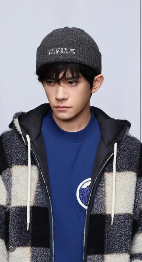 易烊千玺蓝色t恤造型