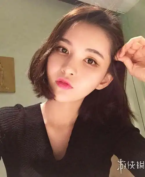 21岁新疆女生爱玩《lol》留学韩国 清纯美艳异国范十足