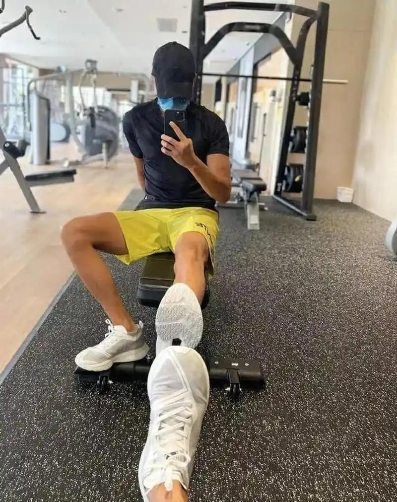 陈伟霆晒健身房银发寸头照 迷之自拍角度仍难掩帅气