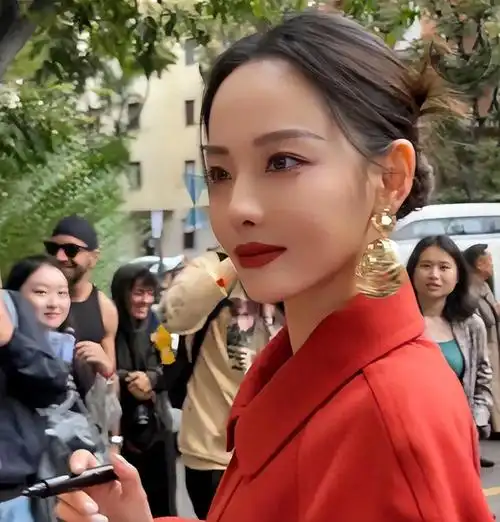 张嘉倪生图流出引热议穿红大衣明艳动人超吸睛网友梦回紫菱