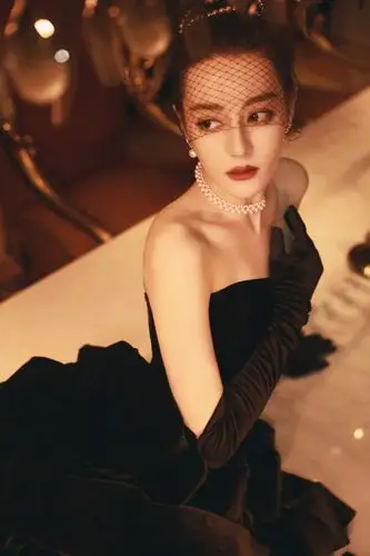 热巴抹胸裙秀雪肌香肩露出美背 戴面纱似暗夜精灵