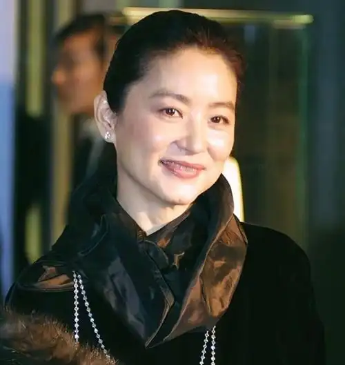 林青霞真是美了一辈子,69岁打扮优雅得体,到老都没有"大妈感"