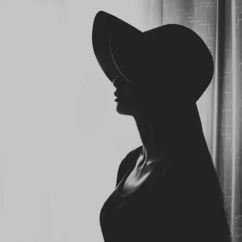 女生黑白头像永远定格在最美的场景