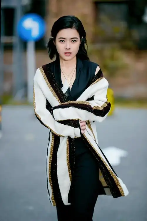 陈辰曝新年街拍大片 展极致女性魅力