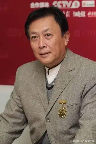 正值青岛话剧团招募演员,唐国强兴奋极了.