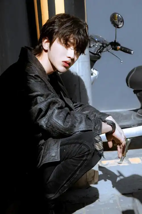 蔡徐坤秋日机车大片