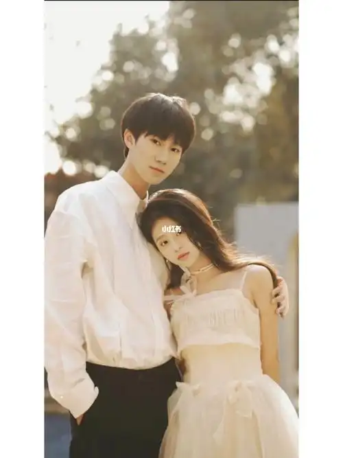 和张真源拍的结婚照