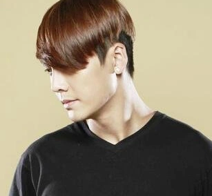 斜庞克发型,亮色 染发凸显还皮肤,提升气质,层次裁剪的刘海遮住刘海