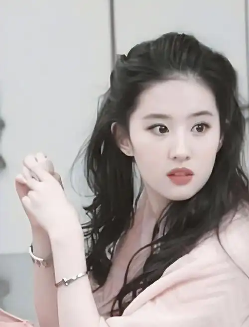 美国邻居出书,曝刘亦菲及母亲,在美国二婚的生活细节!