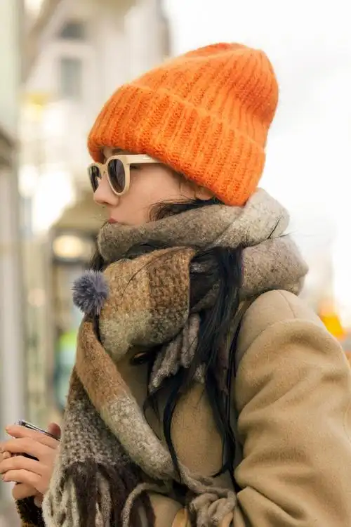 迪丽热巴戴橘色绒帽温柔可爱