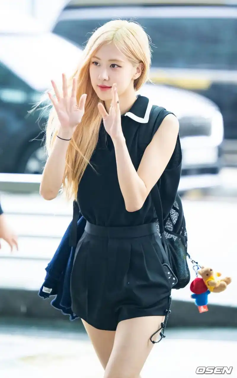 朴彩英最新机场街拍,黑色针织polo 背心搭配同色系短裤与系带小皮鞋