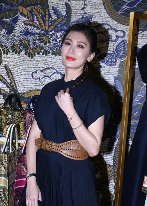 不老女神!贾静雯束腰黑裙显高挑身姿,红唇霸气绝色美出新高度