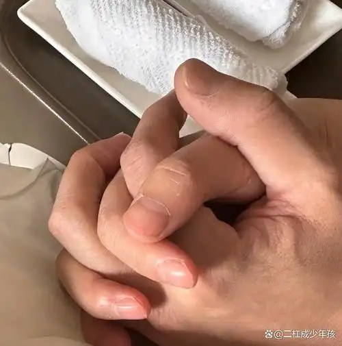 爱巢内十指紧扣,死缠烂打4年送房又送车