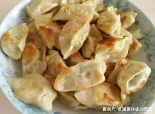 煎水饺究竟需要放水吗?学会这一招,煎出的饺子不油腻更酥脆好吃