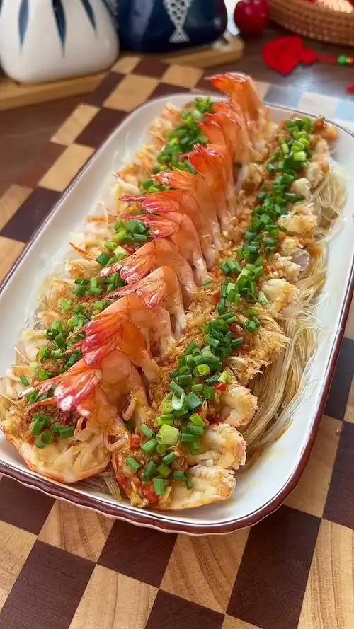 年夜饭做一道这样的蒜蓉蒸虾,全家人夸你是大厨!#生活小窍门儿