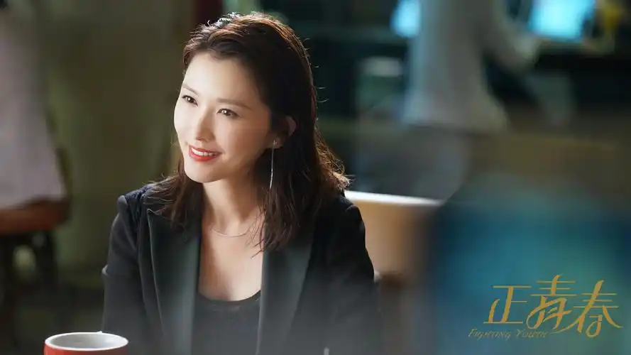 徐洁儿《正青春》剧照曝光 职场霸总气场全开