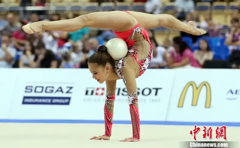 孙妍在出战大运会大秀一字马妩媚动人