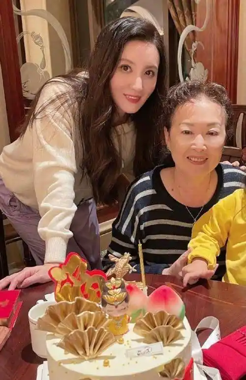 张萌晒为母亲庆生,3岁的女儿少有的出镜,三代同框超温馨_妈妈_丈夫