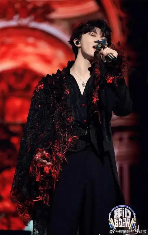 今日带大家回顾@时代少年团队长-马嘉祺2023年的绝美舞台图~你期待