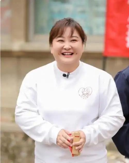 贾玲挑战百斤减肥网友担心健康问题但为角色拼命也是必要的
