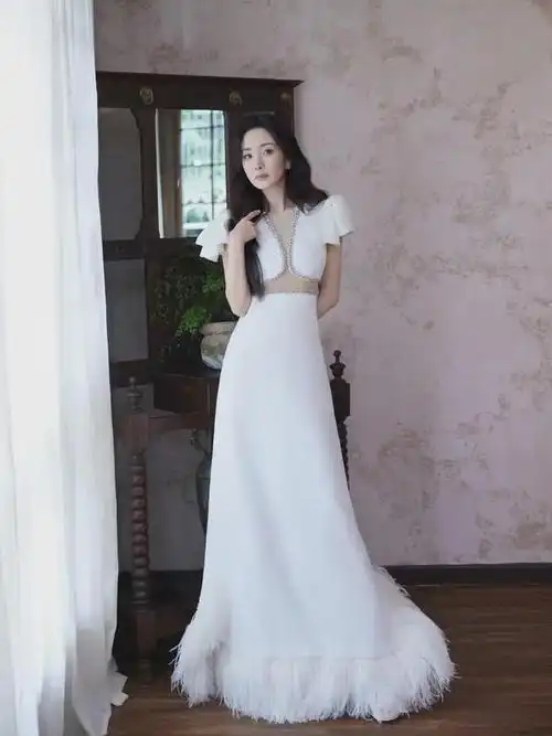 杨幂碎钻露腰白裙造型,仙气十足