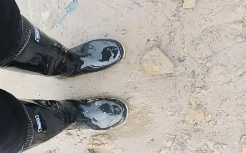 黑色雨靴踩泥踩水