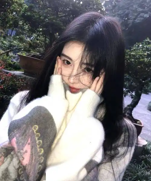 太可爱:白毛衣仙气十足, 鞠婧祎双手捧脸超可爱!