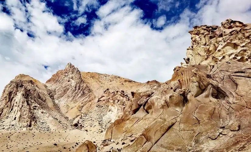 新疆阿尔金山国家级自然保护区有一片古老的岩溶地貌