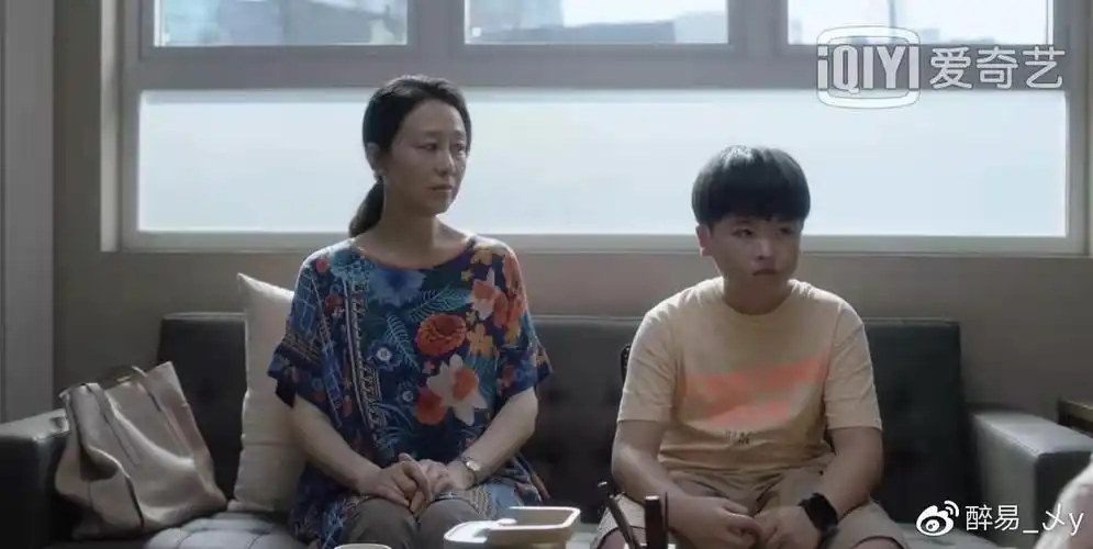 小舍得钟老师的人设从讨喜变成猥琐在这二人面前展现淋漓尽致