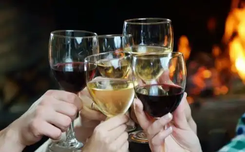 喝酒禁忌歌忌一饮而尽:好酒应该慢慢品,连干三杯最伤身;忌空腹而饮