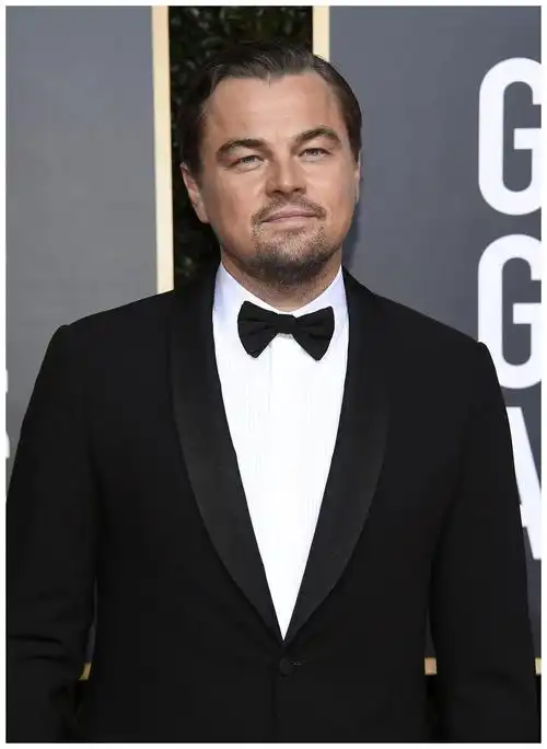 小李子皮特亮相金球奖亲密相拥秀友情,双黑西装性感男神魅力依旧