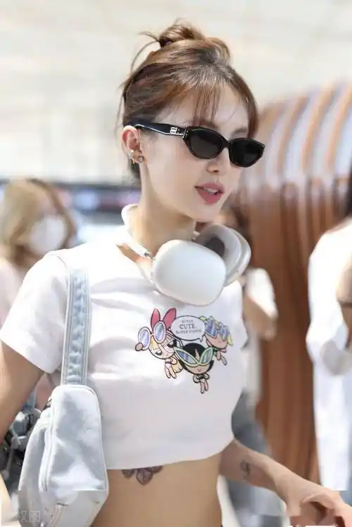 2023年6月22日,北京,金晨现身机场.白色卡通tee搭配牛仔裤热辣十足