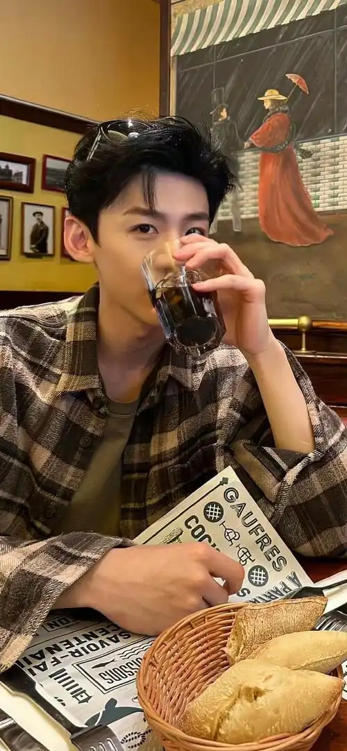 白敬亭壁纸真的太爱啦!  #白敬亭裤子上挂玩偶