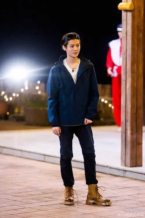 鹿晗人间烟火氛围感抓拍##鹿晗街角氛围感抓拍