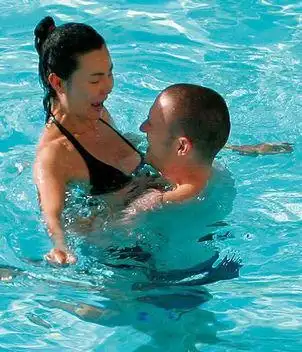 张曼玉日光浴旧照曝光 与前男友相拥戏水