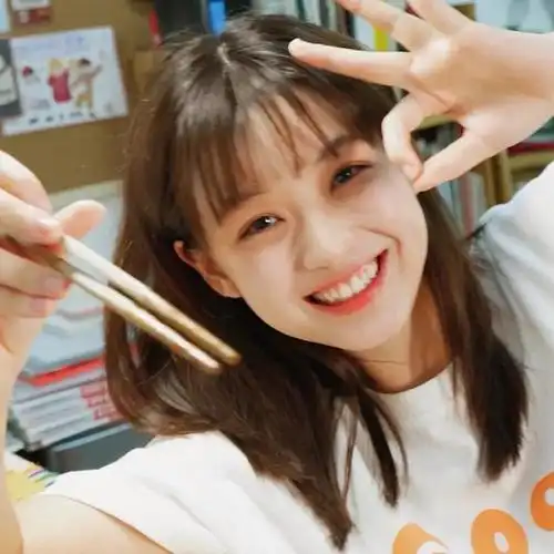 求这种笑的灿烂的女生头像