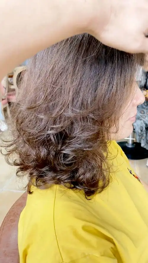 美女沙性发质,想做头发被很多理发店以各种不适合为由拒绝,今天找到我