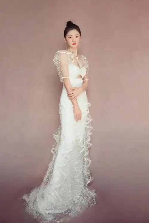 苗苗的身材真"饱满",一袭拼色连衣裙时髦高级,郑恺真有眼光