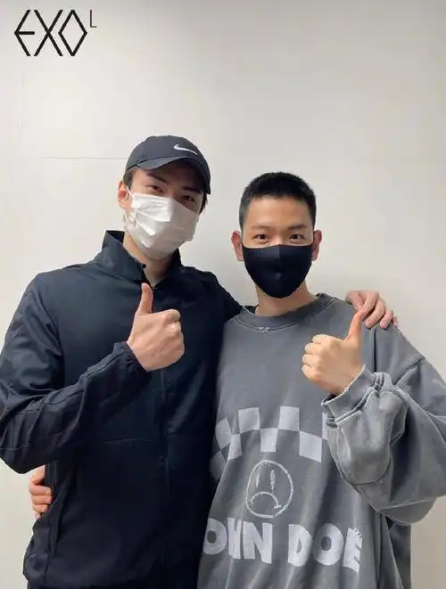 「exo」「新闻」210506 伯贤入伍前拍摄的寸头照和摸头照公开|exo|边