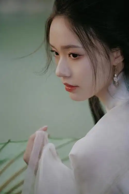 林允穿白色古装仙气十足手撑纸伞清冷迷人