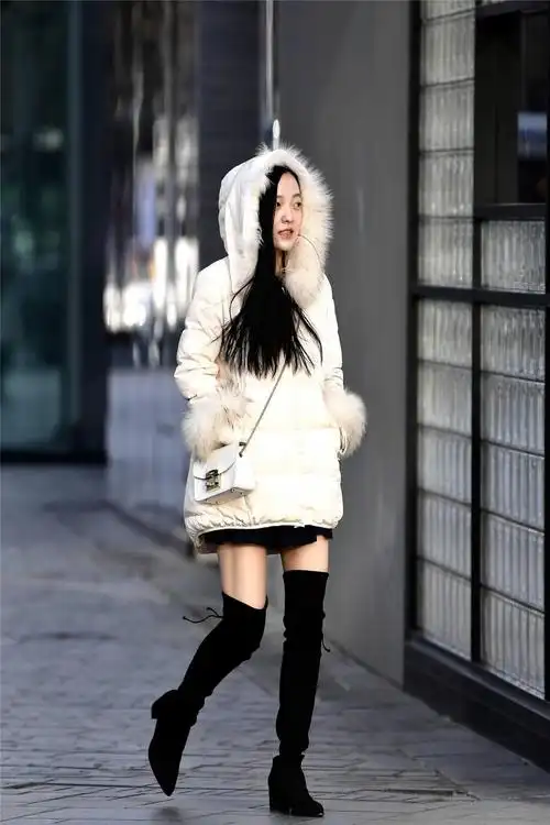 时尚保暖的过膝靴要穿出气质感觉白色羽绒服更显精致