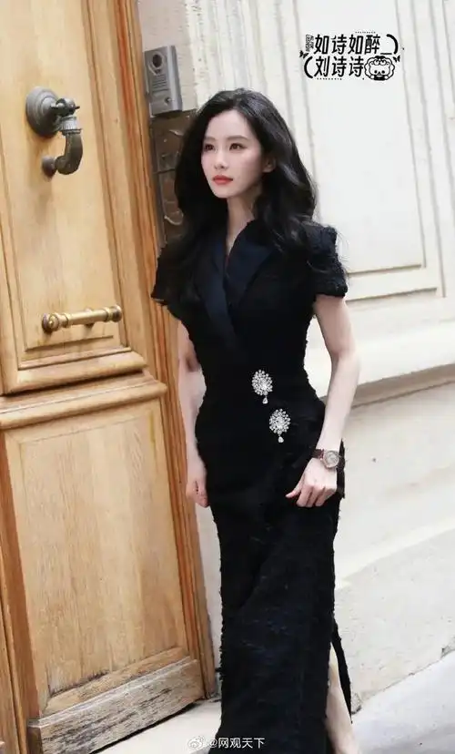 7月31日,刘诗诗一组活动图释出,她全球首穿某品牌黑色高定连衣裙,气质