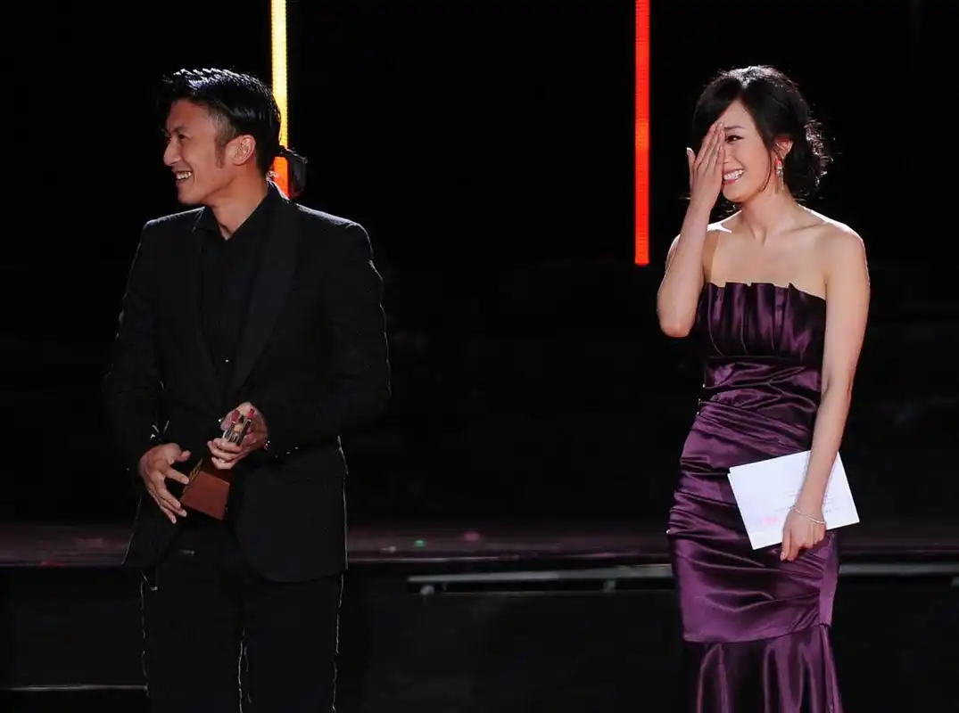 多年前,杨幂和谢霆锋,参加某颁奖典礼的照片.