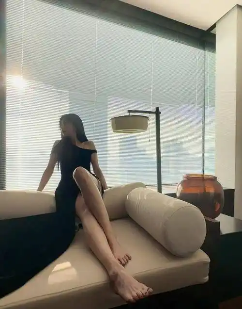 明星写真:张俪高开叉一字肩上衣,美腿细脚尽显成熟女人的魅力_身材